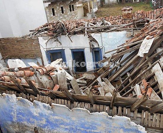 ΚΑΣΤΟΡΙΑ: Καταγγελία αναγνώστη για το ετοιμόρροπο κτίριο της οδού Άγιων Αναργύρων [photos] - Φωτογραφία 4