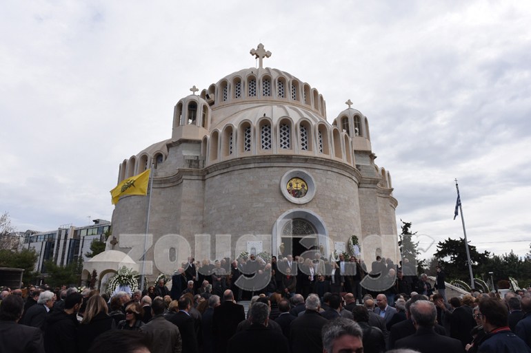 Συγγενείς και φίλοι είπαν το τελευταίο αντίο στον πατέρα του Πάνου Καμμένου - Φωτογραφία 28