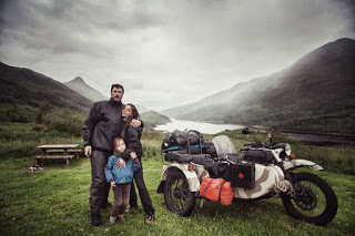 Ταξίδεψαν 28.000 χλμ με μηχανή μαζί με τον 4χρονο γιο τους για να του δείξουν τον κόσμο! [photos] - Φωτογραφία 1
