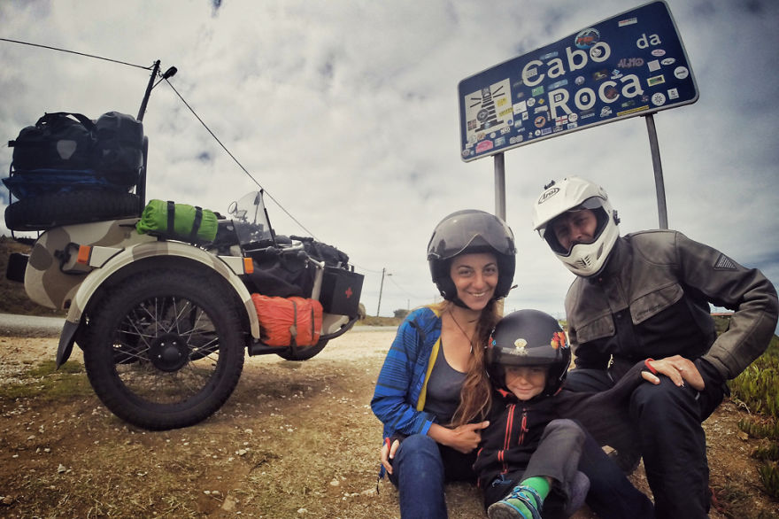 Ταξίδεψαν 28.000 χλμ με μηχανή μαζί με τον 4χρονο γιο τους για να του δείξουν τον κόσμο! [photos] - Φωτογραφία 17
