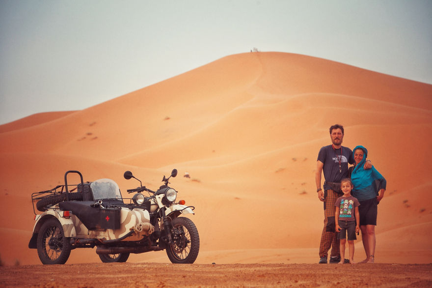 Ταξίδεψαν 28.000 χλμ με μηχανή μαζί με τον 4χρονο γιο τους για να του δείξουν τον κόσμο! [photos] - Φωτογραφία 25