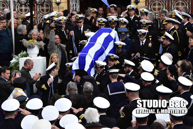 Τραγικές στιγμές στην κηδεία του υποπλοίαρχου Κωνσταντίνου Πανανά στο Ναύπλιο (βίντεο) - Φωτογραφία 1