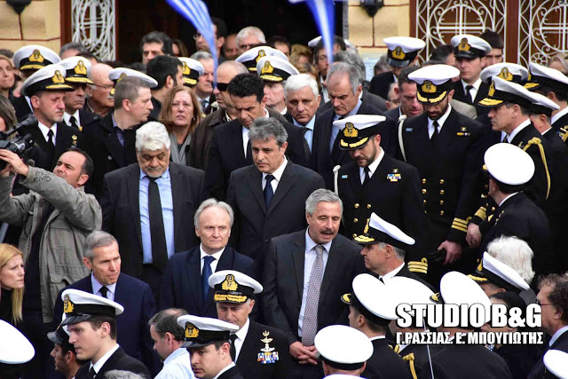 Τραγικές στιγμές στην κηδεία του υποπλοίαρχου Κωνσταντίνου Πανανά στο Ναύπλιο (βίντεο) - Φωτογραφία 10