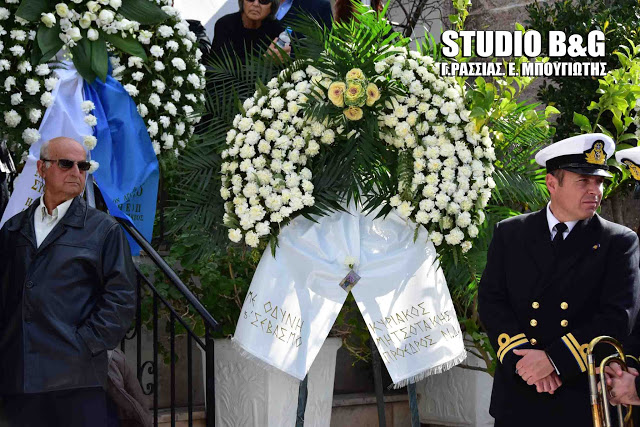 Τραγικές στιγμές στην κηδεία του υποπλοίαρχου Κωνσταντίνου Πανανά στο Ναύπλιο (βίντεο) - Φωτογραφία 14