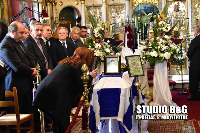 Τραγικές στιγμές στην κηδεία του υποπλοίαρχου Κωνσταντίνου Πανανά στο Ναύπλιο (βίντεο) - Φωτογραφία 15