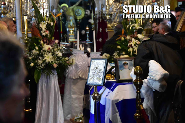 Τραγικές στιγμές στην κηδεία του υποπλοίαρχου Κωνσταντίνου Πανανά στο Ναύπλιο (βίντεο) - Φωτογραφία 16