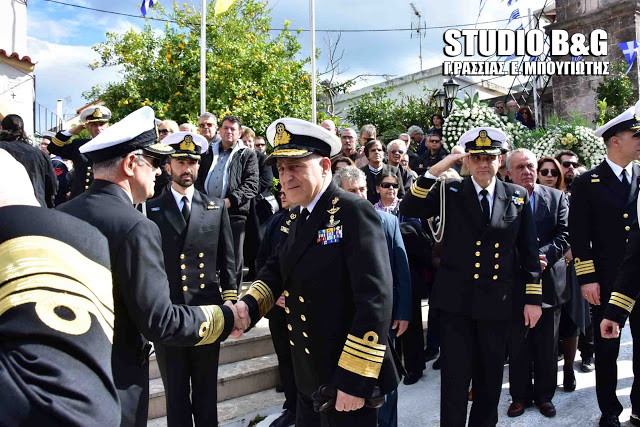 Τραγικές στιγμές στην κηδεία του υποπλοίαρχου Κωνσταντίνου Πανανά στο Ναύπλιο (βίντεο) - Φωτογραφία 18