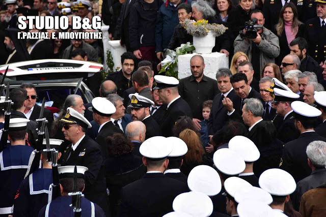 Τραγικές στιγμές στην κηδεία του υποπλοίαρχου Κωνσταντίνου Πανανά στο Ναύπλιο (βίντεο) - Φωτογραφία 22