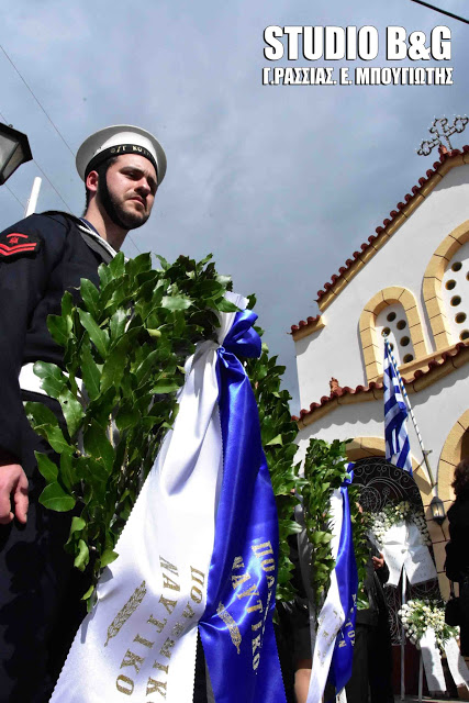 Τραγικές στιγμές στην κηδεία του υποπλοίαρχου Κωνσταντίνου Πανανά στο Ναύπλιο (βίντεο) - Φωτογραφία 25