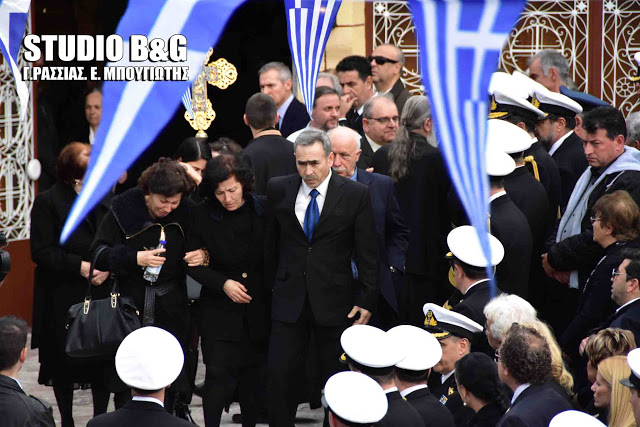 Τραγικές στιγμές στην κηδεία του υποπλοίαρχου Κωνσταντίνου Πανανά στο Ναύπλιο (βίντεο) - Φωτογραφία 26