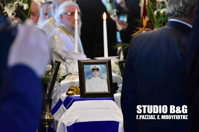 Τραγικές στιγμές στην κηδεία του υποπλοίαρχου Κωνσταντίνου Πανανά στο Ναύπλιο (βίντεο) - Φωτογραφία 27