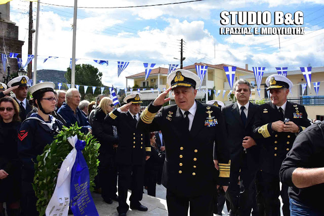 Τραγικές στιγμές στην κηδεία του υποπλοίαρχου Κωνσταντίνου Πανανά στο Ναύπλιο (βίντεο) - Φωτογραφία 28