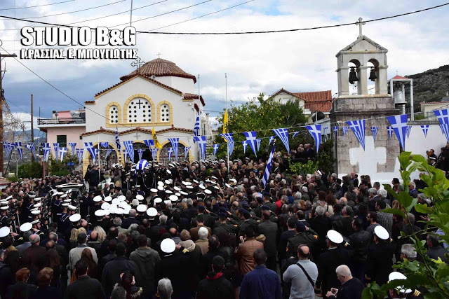 Τραγικές στιγμές στην κηδεία του υποπλοίαρχου Κωνσταντίνου Πανανά στο Ναύπλιο (βίντεο) - Φωτογραφία 3
