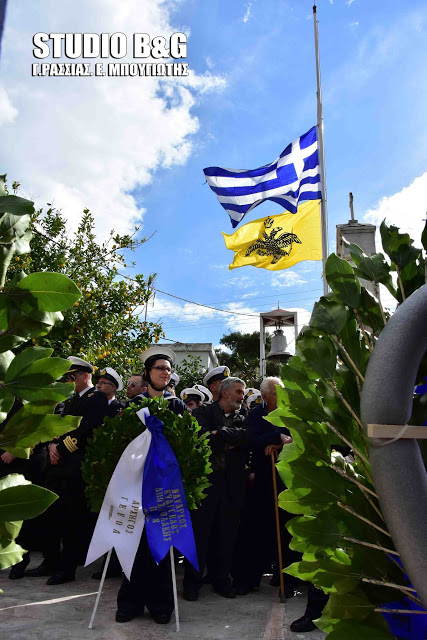 Τραγικές στιγμές στην κηδεία του υποπλοίαρχου Κωνσταντίνου Πανανά στο Ναύπλιο (βίντεο) - Φωτογραφία 32