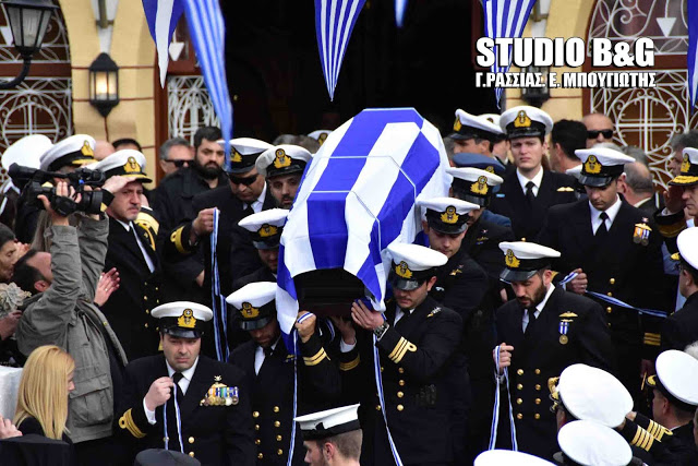 Τραγικές στιγμές στην κηδεία του υποπλοίαρχου Κωνσταντίνου Πανανά στο Ναύπλιο (βίντεο) - Φωτογραφία 4