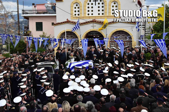 Τραγικές στιγμές στην κηδεία του υποπλοίαρχου Κωνσταντίνου Πανανά στο Ναύπλιο (βίντεο) - Φωτογραφία 5