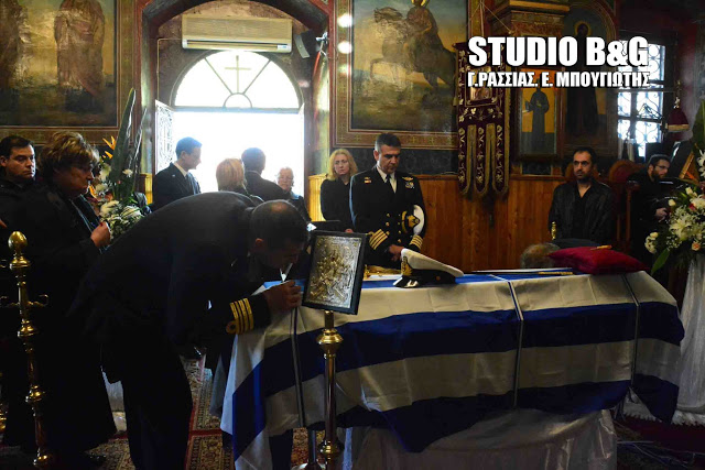 Τραγικές στιγμές στην κηδεία του υποπλοίαρχου Κωνσταντίνου Πανανά στο Ναύπλιο (βίντεο) - Φωτογραφία 6