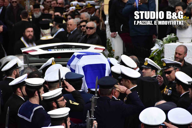 Τραγικές στιγμές στην κηδεία του υποπλοίαρχου Κωνσταντίνου Πανανά στο Ναύπλιο (βίντεο) - Φωτογραφία 9