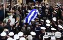 Τραγικές στιγμές στην κηδεία του υποπλοίαρχου Κωνσταντίνου Πανανά στο Ναύπλιο (βίντεο) - Φωτογραφία 1