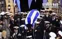 Τραγικές στιγμές στην κηδεία του υποπλοίαρχου Κωνσταντίνου Πανανά στο Ναύπλιο (βίντεο) - Φωτογραφία 4