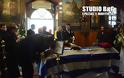 Τραγικές στιγμές στην κηδεία του υποπλοίαρχου Κωνσταντίνου Πανανά στο Ναύπλιο (βίντεο) - Φωτογραφία 6