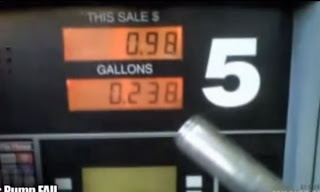 Δείτε πόσο εύκολα μπορούν να μας κλέψουν όταν μας βάζουν βενζίνη [video] - Φωτογραφία 1