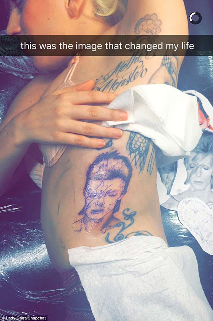 Η Lady Gaga κάνει tattoo με τον... [photo] - Φωτογραφία 2