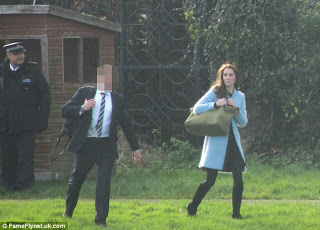 Σκάνδαλο στο Παλάτι: Η Kate Middleton χρησιμοποιεί ελικόπτερο 3.000 λιρών ενώ η Βασίλισσα παίρνει το τρένο! [photos] - Φωτογραφία 1