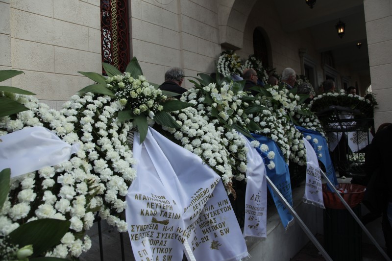 Θρήνος στην κηδεία του ανθυπασπιστή Ελευθέριου Ευαγγέλου (φωτό) - Φωτογραφία 2