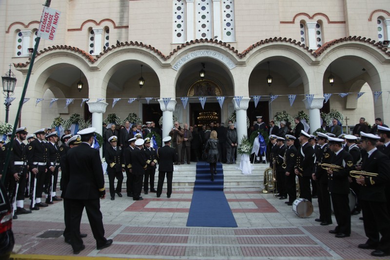 Θρήνος στην κηδεία του ανθυπασπιστή Ελευθέριου Ευαγγέλου (φωτό) - Φωτογραφία 3