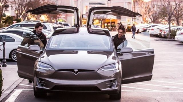 Ο πρώτος διάσημος ιδιοκτήτης του νέου Tesla Model X! - Φωτογραφία 3