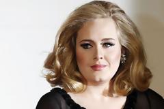 H Adele χωρίς ίχνος μακιγιάζ βγάζει βόλτα τον γιο της... [photos]