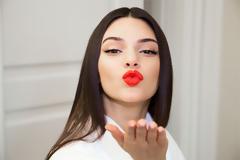 Αγνώριστη η Kendall Jenner σε φωτογράφιση για περιοδικό... [photos]