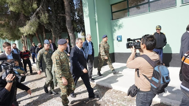 Επίσκεψη ΥΕΘΑ Πάνου Καμμένου στο κέντρο μετεγκατάστασης προσφύγων - μεταναστών στο Σχιστό - Φωτογραφία 2