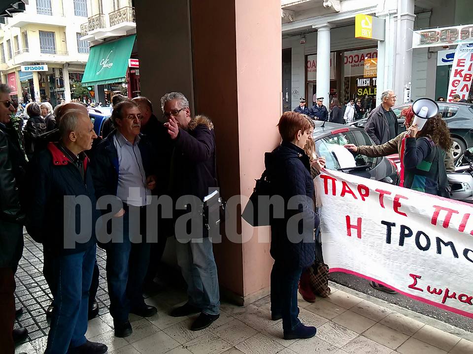 Πάτρα: «Ξεσηκωμός» για την απόλυση εργαζόμενης επειδή απήργησε – Συγκέντρωση διαμαρτυρίας στο κατάστημα - Φωτογραφία 3