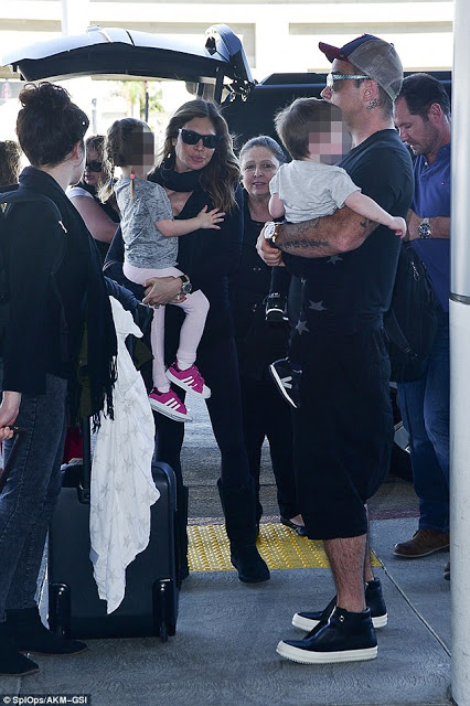Δείτε τον Robbie Williams και τη γυναίκα του μαζί με τα παιδιά τους... [photos] - Φωτογραφία 2