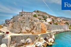 Forbes: H Ύδρα στους «καυτούς» προορισμούς για τους πάμπλουτους των τεχνών