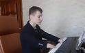 Η θέληση δεν γνωρίζει εμπόδια: Γεννήθηκε χωρίς δάχτυλα κι όμως παίζει απίστευτο πιάνο