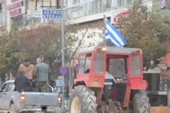 Η κάθοδος των οργισμένων αγροτών στα γραφεία του ΣΥΡΙΖΑ Τρικάλων