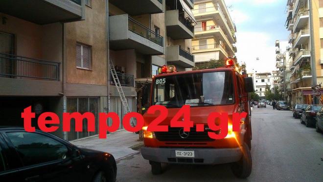 Πάτρα: Πυροσβέστες και αστυνομικοί απεγκλώβισαν ημιλυπόθυμη γυναίκα από διαμέρισμα- [photos+video] - Φωτογραφία 4