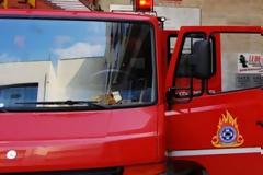 Πάτρα: Πυροσβέστες και αστυνομικοί απεγκλώβισαν ημιλυπόθυμη γυναίκα από διαμέρισμα- [photos+video]