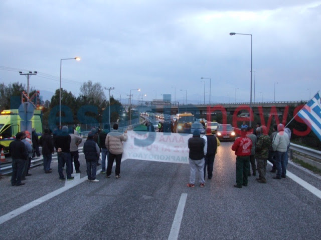 Οι αγρότες ξαναέκλεισαν την Αττική Οδό [photos] - Φωτογραφία 2