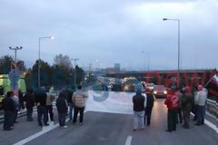 Οι αγρότες ξαναέκλεισαν την Αττική Οδό [photos]