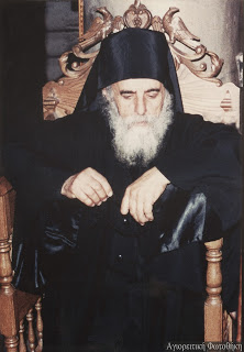 7981 - Ο πατριάρχης Αντιοχείας στον τάφο του π. Ισαάκ στην Καψάλα - Φωτογραφία 1