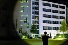 Δείτε τον πανίσχυρο φακό που γίνεται όπλο φωτός και πουλάει σαν τρελός
