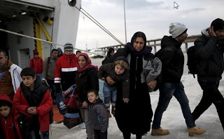 Πάνω από 2.400 πρόσφυγες και μετανάστες έφτασαν σε Πειραιά - Καβάλα - Φωτογραφία 1