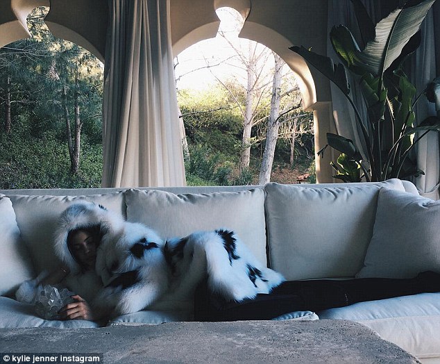 Δείτε πώς ξεκουράζεται η Kylie Jenner μετά την Εβδομάδα Μόδας... [photos] - Φωτογραφία 2