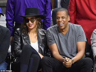 Απίστευτα! Δείτε τι παπούτσια φορούσε η Beyonce όταν πήγε να δει μπάσκετ με τον Jay-Z! [photos] - Φωτογραφία 1