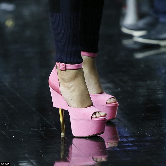 Απίστευτα! Δείτε τι παπούτσια φορούσε η Beyonce όταν πήγε να δει μπάσκετ με τον Jay-Z! [photos] - Φωτογραφία 2