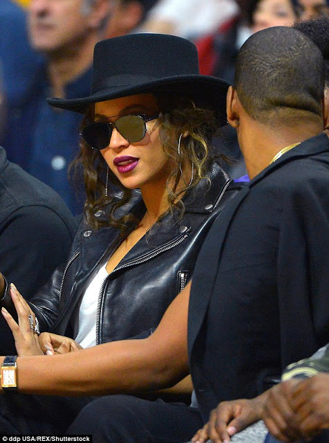 Απίστευτα! Δείτε τι παπούτσια φορούσε η Beyonce όταν πήγε να δει μπάσκετ με τον Jay-Z! [photos] - Φωτογραφία 3